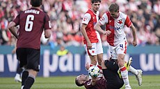Spar�anský úto�ník Jan Kuchta je faulován Davidem Zimou ze Slavie.