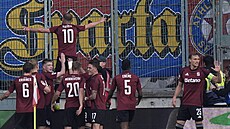 Fotbalisté Sparty slaví spolu s fanou�ky gól Jana Kuchty v derby proti Slavii.