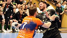 Karvinský Vojt�ch Patzel se pokou�í obejít plze�ského Leonarda Kaplana.