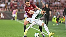 Jablonecký Daniel Sou�ek si kryje mí� p�ed Kaanem Kairinenem ze Sparty.