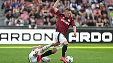 Spar�anský wingbek Pavel Kade�ábek se sna�í vyhnout faulu v utkání proti...