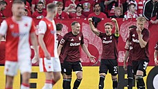 Spar�an�tí fotbalisté slaví gól Asgera Sörensena v derby proti Slavii.