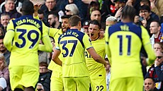 Fotbalisté Tottenhamu se radují z gólu Conora Gallaghera.