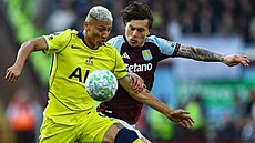Richarlison z Tottenhamu se sna�í s mí�em uniknout Victoru Lindelofovi z Aston...