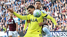 Morgan Rogers z Aston Villy d�razn� napadá Joaoa Palhinhu z Tottenhamu.