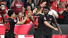 Fotbalisté Leverkusenu oslavují gól Patrika Schicka.