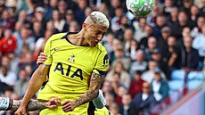 Úto�ník Richarlison z Tottenhamu hlavou skóruje v utkání proti Aston Ville.