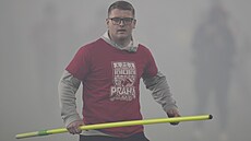 Slávisti�tí fanou�ci p�ed koncem zápasu vnikli na h�i�t�.