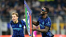 Fotbalisté Marcus Thuram (vpravo) a Nicolo Barella z Interu Milán slaví zisk...