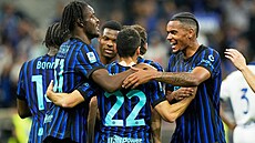Fotbalisté Interu Milán se radují z gólu.