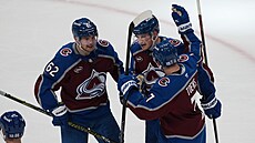 Hokejisté Colorada slaví gól do sít� Minnesoty.