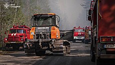 Hasi�i u �ernobylské elektrárny bojují s rozsáhlým lesním po�árem. (8. kv�tna...