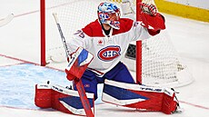Montrealský branká� Jakub Dobe� chytá puk do své lapa�ky v utkání s Buffalem.