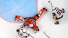 Mitch Marner z Vegas obehrává branká�e Anaheimu  Villea Hussoa.