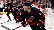 Taylor Hall slaví gól Caroliny v prodlou�ení s Flyers.