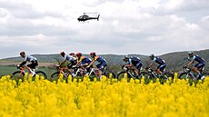 Televizní vrtulník sleduje peloton Gira na cest� Bulharskem ve 2. etap�.