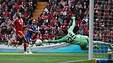 Liverpoolský branká� Giorgi Mamarda�vili se vrhá po mí�i v utkání s Chelsea.