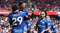 Enzo Fernandez a Wesley Fofana slaví trefu Chelsea do brány Liverpoolu.
