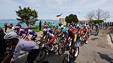 Peloton Gira v první etap� 109. ro�níku z Nessebaru do Burgasu.