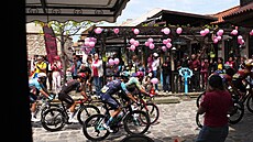 Peloton Gira v první etap� 109. ro�níku z Nessebaru do Burgasu.