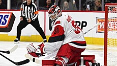 Frederik Andersen vyrá�í puk v utkání proti Philadelphii.