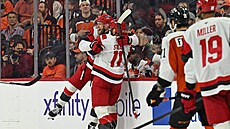 Nikolaj Ehlers a Jordan Staal se radují z gólu v utkání s Philadelphií.