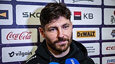 Michal Kempný hovo�í s noviná�i b�hem reprezenta�ního srazu.