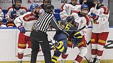 �védský úto�ník Isac Hedqvist padá na Michala Kempného.