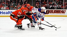 Connor McDavid se tla�í do zakon�ení v �estém utkání série play off proti...