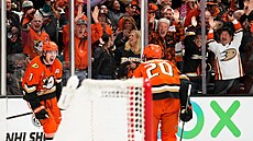 Leo Carlsson a Chris Kreider se radují z gólu v utkání proti Edmontonu.