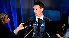 John Chayka, nový generální mana�er Toronta, odpovídá na otázky noviná��.