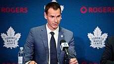 John Chayka, nový generální mana�er Toronta, na tiskové konferenci.