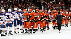 Hrá�i Anaheimu a Edmontonu si podávají ruce po skon�ení série.