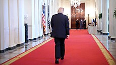 Prezident Donald Trump odchází ze setkání s majiteli malých podnik� ve...