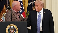 Prezident Donald Trump si podává ruku s Andrewem Savillem, prezidentem...