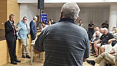 Premiér Andrej Babi� s ministrem práce a sociálních v�cí Ale�em Juchelkou a...
