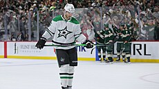 Za zachmu�elým Mikko Rantanenem se radují hokejisté Minnesoty.
