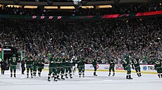 Hokejisté Minnesoty slaví postup do druhého kola play off NHL.