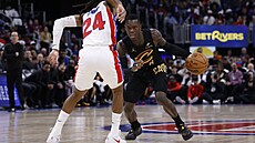 Dennis Schröder se sna�í individuáln� prosadit p�es Danisse Jenkinse.