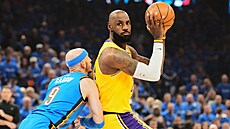 LeBron James pod dohledem Alexe Carusa.