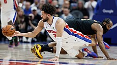 Cade Cunningham v pádu rozehrává mí�, za ním James Harden.