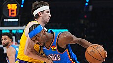 Shai Gilgeous-Alexander se sna�í prodrat p�es Austina Reavese.