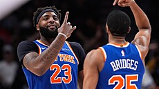 Mitchell Robinson a Mikal Bridges slaví ko� Knicks.