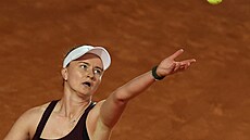 Barbora Krej�íková podává b�hem zápasu druhého kola turnaje v �ím�.