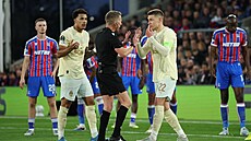 Mykola Matvijenko (22) ze �achtaru komunikuje s rozhod�ím Alejandrem...