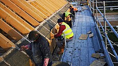 Zateplování novostavby, zde st�echy, konopným betonem.