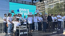 Tomá� Portlík (ODS), Michal Hroza (TOP 09) a mladí �lenové ODS p�i slavnostním...