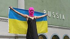 Protest skupiny Pussy Riot p�ed ruským pavilonem na  benátském Bienále (6....
