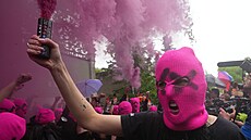 Protest skupiny Pussy Riot p�ed ruským pavilonem na  benátském Bienále (6....