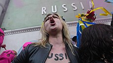 Protest skupiny Pussy Riot p�ed ruským pavilonem na  benátském Bienále (6....
